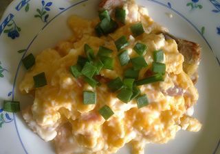 Jajecznica z boczkiem i szczypiorkiem