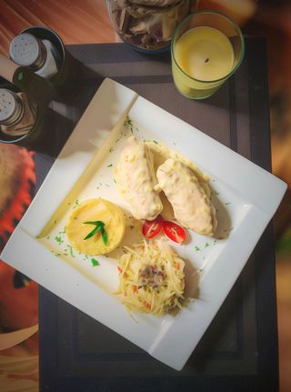 Roladki drobiowe nadziewane pieczarkami i serem w sosie śmietanowym
