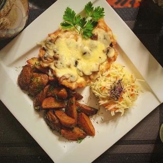Kotlet drobiowy zapiekany z pieczarkami i serem