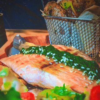 Łosoś grillowany z pesto, ziemniakami wiejskimi, sałatka z mix sałat 
