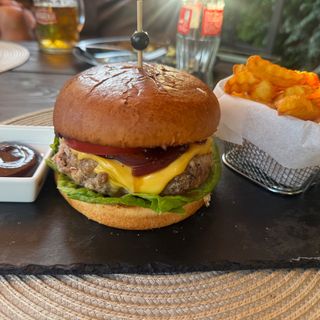 Kozacki burger wieprzowy z frytkami 