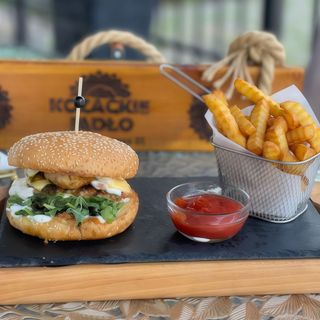 Kozacki burger z kurczakiem i frytkami 