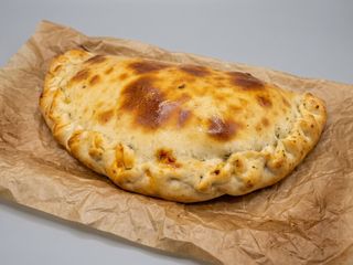 Calzone z szynka i salami 