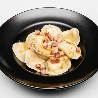 Pierogi z mięsem z okrasa z cebulki i boczku