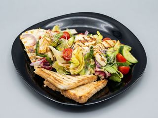 Sałatka z grillowanym serem halloumi 