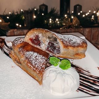 Strudel z jabłkiem lub wiśniami