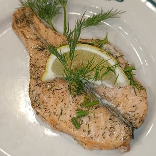 PIECZONY FILET Z ŁOSOSIA Z CYTRYNKĄ I MASEŁKIEM