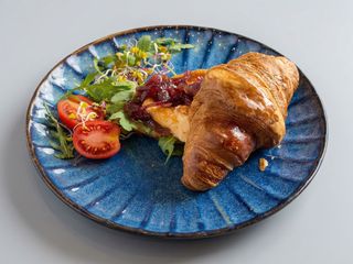 Wytrawny Croissant Z Grillowanym Serem Kozim 1szt.