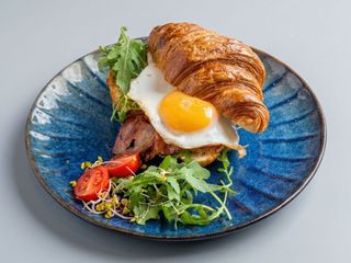 Wytrawny Croissant Z Chipsem Z Boczku I Jajkiem Sadzonym 1szt.