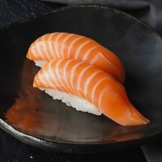Nigiri łosoś surowy