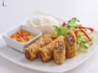 Sajgonki Wegetariańskie z makaronem i sałatką