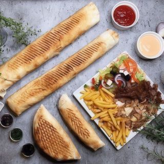 Kebab w bułce z serem