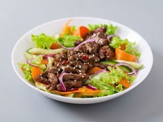 Sałatka wołowina z grilla