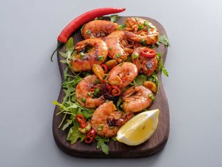 Krewetki w maśle czosnkowym na winie