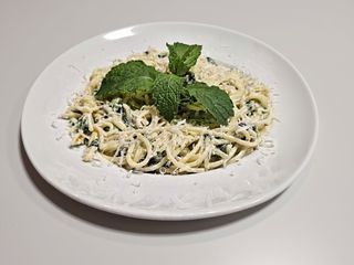 Makaron czosnkowy sos śmietanowy ze świeżym szpinakiem z makaronem penne