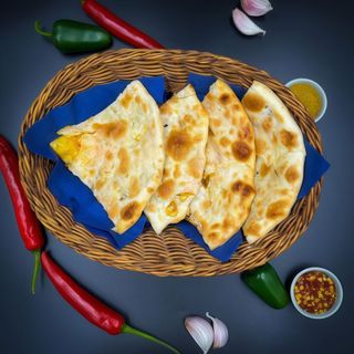 Aloo kulcha with cheese