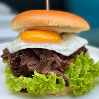 Brioche z polikiem wołowym