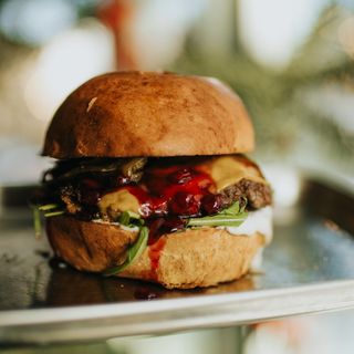 Burger Sezonowy w zestawie z frytkami i colesławem