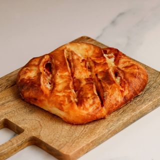 Chaczapuri z salami + sos czosnkowy