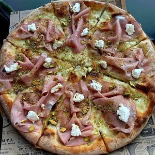 Pizza Mortadela Con Pistacchi