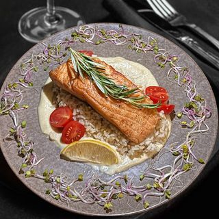 Łosoś z ryżem i limonkowym sosem curry