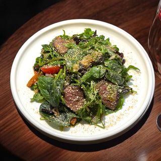 Sałatka z wołowiną i pieczonymi warzywami