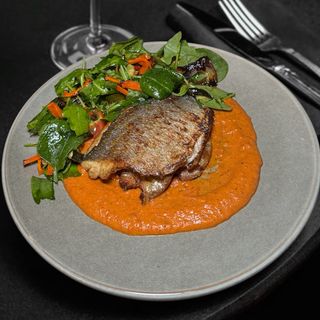 Dorada pieczona z sosem romesco