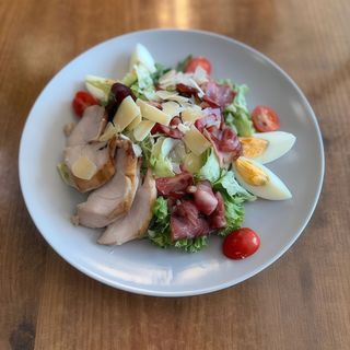 Sałatka Cesar z kurczakiem i bekonem