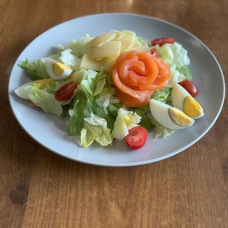 Sałatka Cesar z łososiem