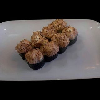 Pieczony roll z czapką – tatar z łososia