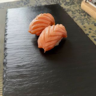 Nigiri łosoś opalany
