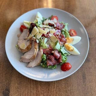 Sałatka Cesar z kurczakiem i bekonem