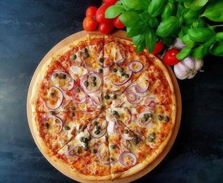 21. Pizza Tuńczykowa 50cm