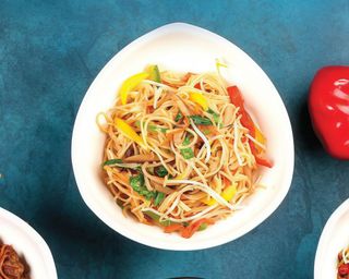 Makaron smażony z tofu i warzywami