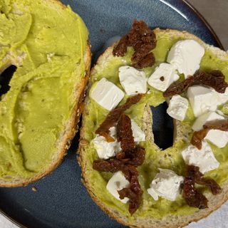Bajgiel z guacamole