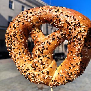 Precel z cukrem i cynamonem 