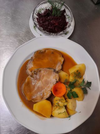 Pieczeń z karczku marynowana w musztardzie i majeranku