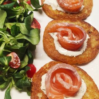 Placki z łososiem i sosem czosnkowym