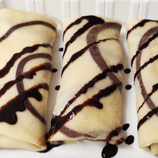 Naleśniki z twarogiem i wiśniami