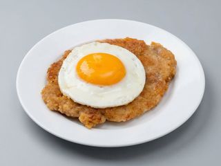 Kotlet schabowy z jajkiem sadzonym 200g