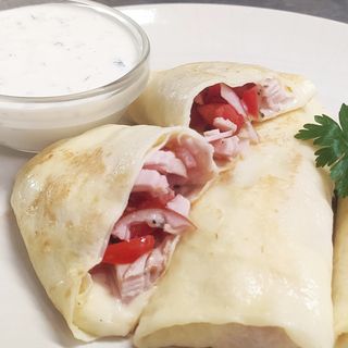 Naleśniki z szynką i mozzarellą 350g + sos czosnkowy (40 gr)