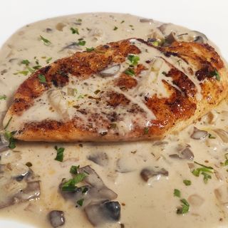 Pierś z kurczaka w sosie śmietanowym-pieczarkowym