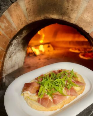 Bruschetta Con Crudo