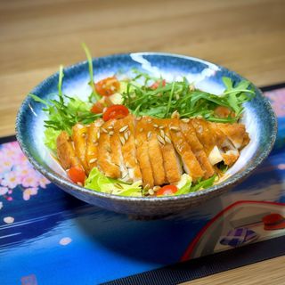 Sałatka z kurczakiem Tori Katsu