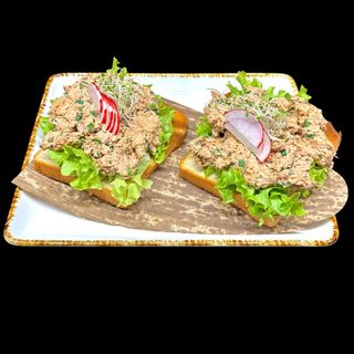 Tost z pastą z tuńczyka