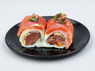 Tuńczyk zawijany w tuńczyka z salsą kolendrową