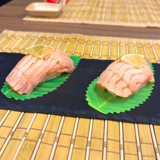 Nigiri łosoś grillowany