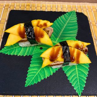 nigiri z omletem tamago i mango