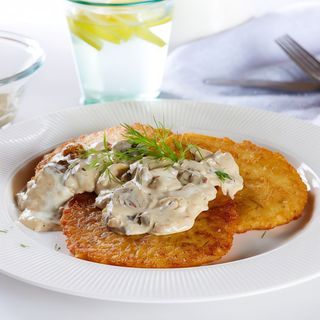 Placki ziemniaczane z sosem pieczarkowym zestaw