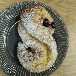 Drożdżówka z borówkami i twarożkiem 